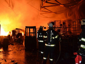 FOTO: Požár v Lomnici zaměstnal hasiče ze tří krajů, místní už můžou bez obav větrat