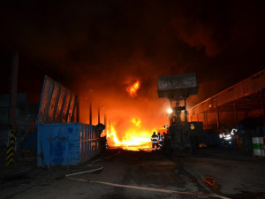 Požár v Lomnici zaměstnal hasiče ze tří krajů, místní už můžou bez obav větrat.