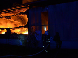 Požár v Lomnici zaměstnal hasiče ze tří krajů, místní už můžou bez obav větrat.