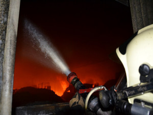 Požár v Lomnici zaměstnal hasiče ze tří krajů, místní už můžou bez obav větrat.