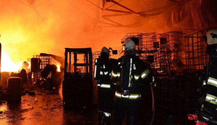 Požár v Lomnici zaměstnal hasiče ze tří krajů, místní už můžou bez obav větrat.