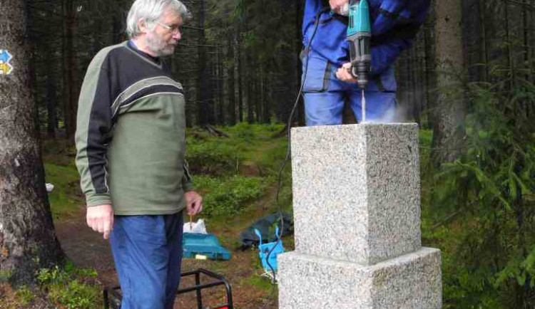 Dobrovolníci ze spolku Patron kříž opravují.