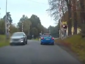 VIDEO: Řidič SUV přejel železniční přejezd na červenou přímo před autem strážníků