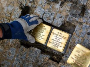 Tragické osudy Židů připomínají v Liberci další kameny.