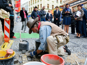 Tragické osudy Židů připomínají v Liberci další kameny.