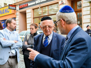 Tragické osudy Židů připomínají v Liberci další kameny.