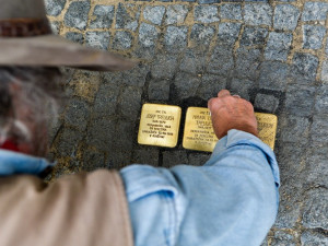 Tragické osudy Židů připomínají v Liberci další kameny.