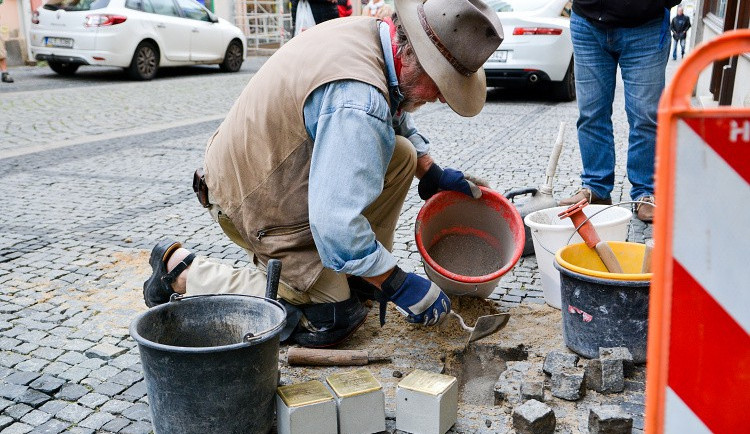 Tragické osudy Židů připomínají v Liberci další kameny.