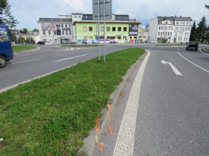Kolo utržené z přívěsu se zastavilo o zaparkované auto, nikoho nezranilo
