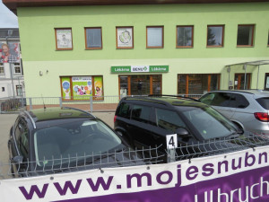 Kolo utržené z přívěsu se zastavilo o zaparkované auto, nikoho nezranilo.