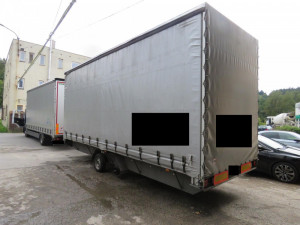 Kolo utržené z přívěsu se zastavilo o zaparkované auto, nikoho nezranilo.