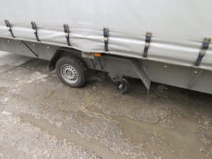 Kolo utržené z přívěsu se zastavilo o zaparkované auto, nikoho nezranilo.