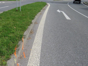Kolo utržené z přívěsu se zastavilo o zaparkované auto, nikoho nezranilo.