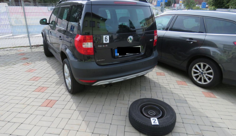 Kolo utržené z přívěsu se zastavilo o zaparkované auto, nikoho nezranilo.