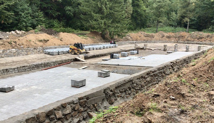 Oprava vany koupaliště.