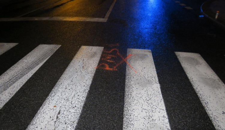 Policie pátrá po dalším řidiči, který ujel od nehody. Po střetu s autem zůstala na přechodu sražená žena.