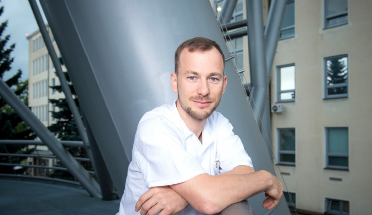 Jakub Kopecký pracuje jako staniční sestra.