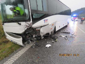 Silnici u Rynoltic zablokoval střet autobusu s osobním vozem