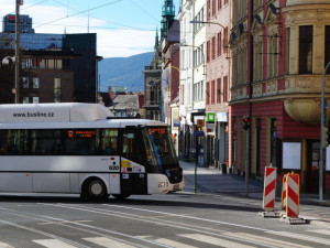 Rekonstrukce Broumovské ulice zkomplikuje dopravu, autobusy pojedou po objízdné trase