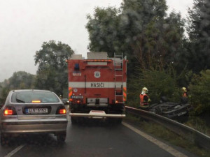 VIDEO: Havárie u Mníšku. Osobní auto zůstalo za svodidly ležet na střeše