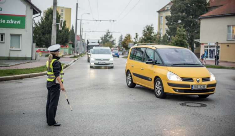 Křižovatka u nemocnice zažívá dopravní kolaps kvůli rekonstrukci Lidické třídy