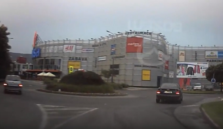 VIDEO: Spěchající řidič ukázal ostatním, jak neprojíždět kruhový objezd