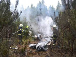 Trosky havarovaného letadla odvezli hasiči na Kbelské letiště