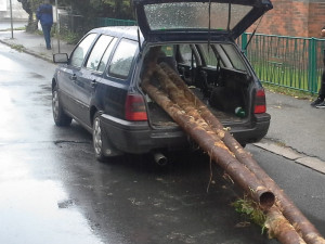 Zloději odváželi čtyřmetrové trubky z areálu nemocnice, strážníci je záhy dopadli