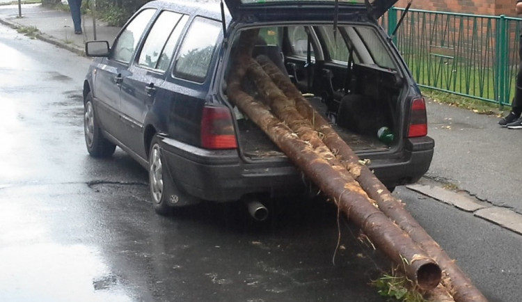 Zloději odváželi čtyřmetrové trubky z areálu nemocnice, po chvíli je zadrželi strážníci