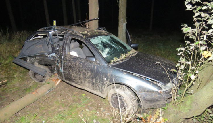 Nabouraná octavia mezi stromy.