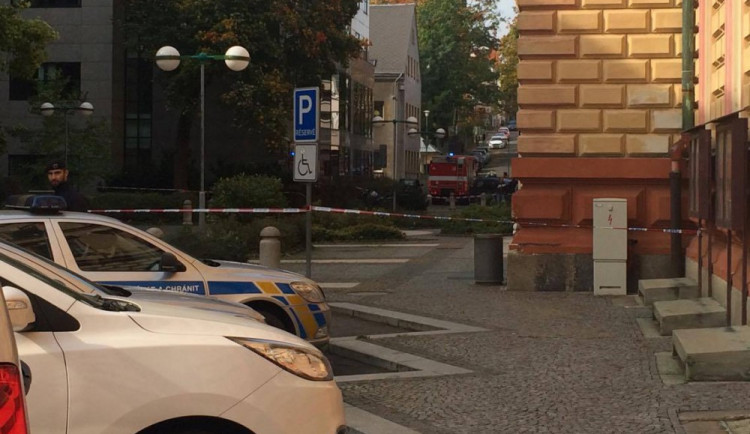 Neznámý anonym pohrozil bombou na libereckém soudě, evakuováno muselo být 250 osob.