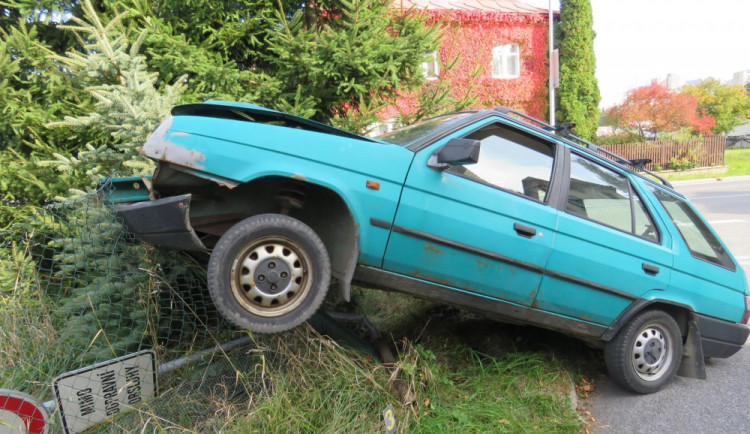 Senior nejspíš usnul za volantem škodovky, zastavil ho až náraz do plotu a značky.