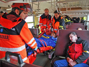 Práce porodní asistentky není cizí ani hasičům, ukázalo cvičení na libereckém nádraží.