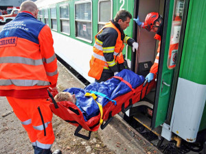 Práce porodní asistentky není cizí ani hasičům, ukázalo cvičení na libereckém nádraží.