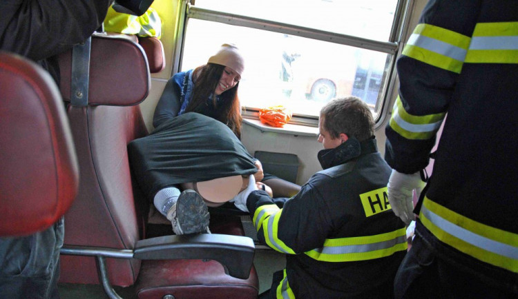 Práce porodní asistentky není cizí ani hasičům, ukázalo cvičení na libereckém nádraží.