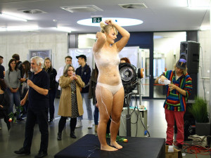 Modelka oblečená do nanaovláken.