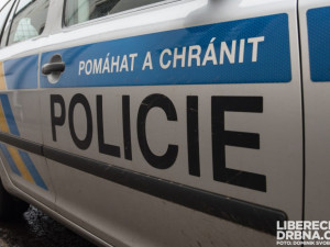 Policisté už dva měsíce pátrají po neznámém řidiči, který v Pazderkově ulici nacouval do chodkyně