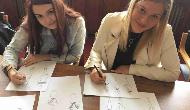 Studentky Nela Laurinová a Barbora Švarcová ze Střední průmyslové školy textilní představily první šaty z kolekce, kterou aktuálně tvoří pro finalistky Miss Libereckého kraje.