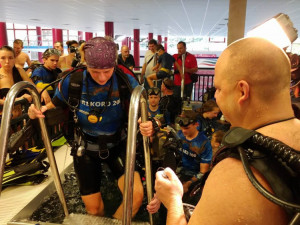 V plaveckém bazénu v Liberci se podařilo překonat český rekord v počtu potápěčů, kteří byli najednou v potápěčské věži.