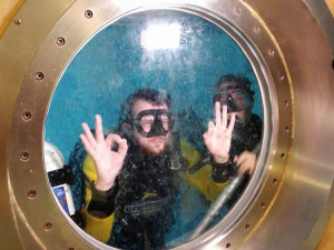 V plaveckém bazénu v Liberci se podařilo překonat český rekord v počtu potápěčů, kteří byli najednou v potápěčské věži.