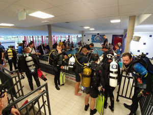 V plaveckém bazénu v Liberci se podařilo překonat český rekord v počtu potápěčů, kteří byli najednou v potápěčské věži.