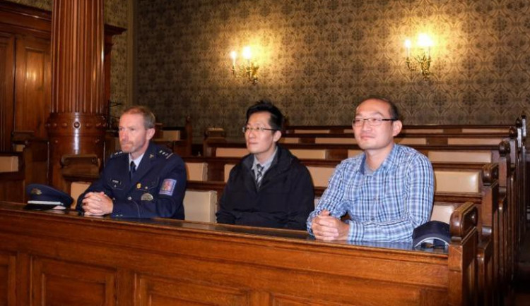 Psovodi z Tchaj-wanu v obřadní síni ve Frýdlantě.