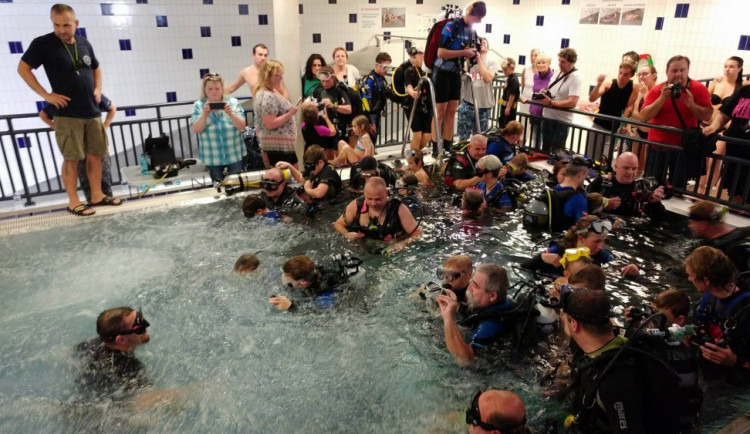 V plaveckém bazénu v Liberci se podařilo překonat český rekord v počtu potápěčů, kteří byli najednou v potápěčské věži.