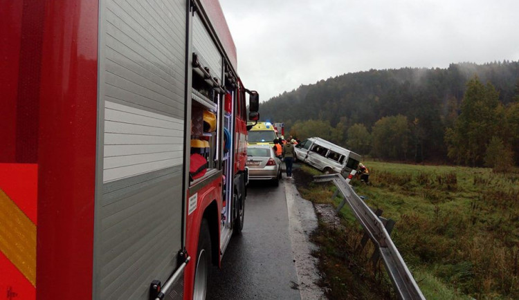 Další nehoda u Lvové. Řidič nezvládl řízení své dodávky na mokré silnici a skončil v příkopě