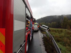 Další nehoda u Lvové. Řidič nezvládl řízení své dodávky na mokré silnici a skončil v příkopě