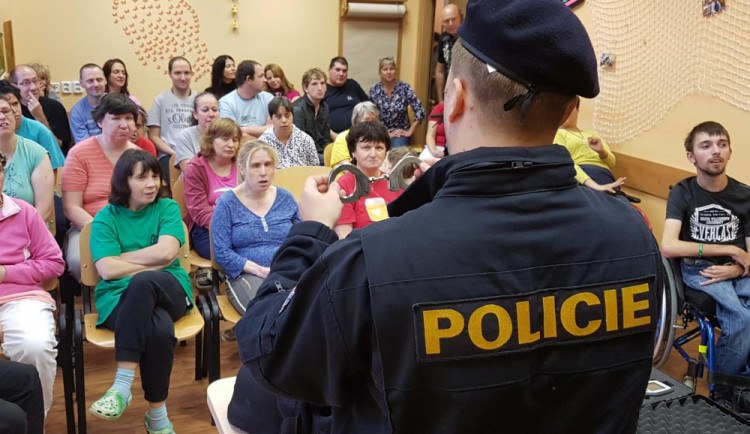 Policisté se zaměřili na nejzranitelnější. Navštívili Domov a Centrum denních služeb.