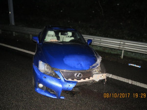 Řidič neukočíroval na mokré silnici svůj Lexus a havaroval do svodidel. Poté do něho narazilo další auto
