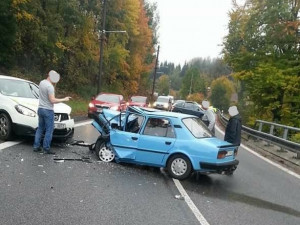 Stará škodovka je po střetu s dalším automobilem na odpis, nehoda si vyžádala tři zraněné