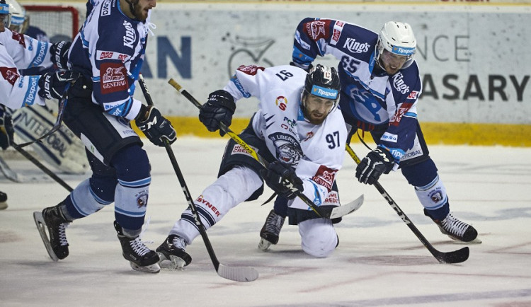 Na kolenou. Liberecký Vantuch v obležení soupeřů.