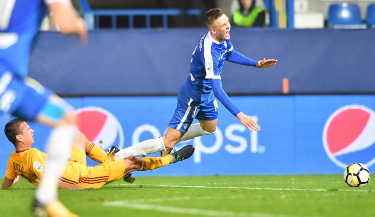 Martin Graiciar je faulovaný.